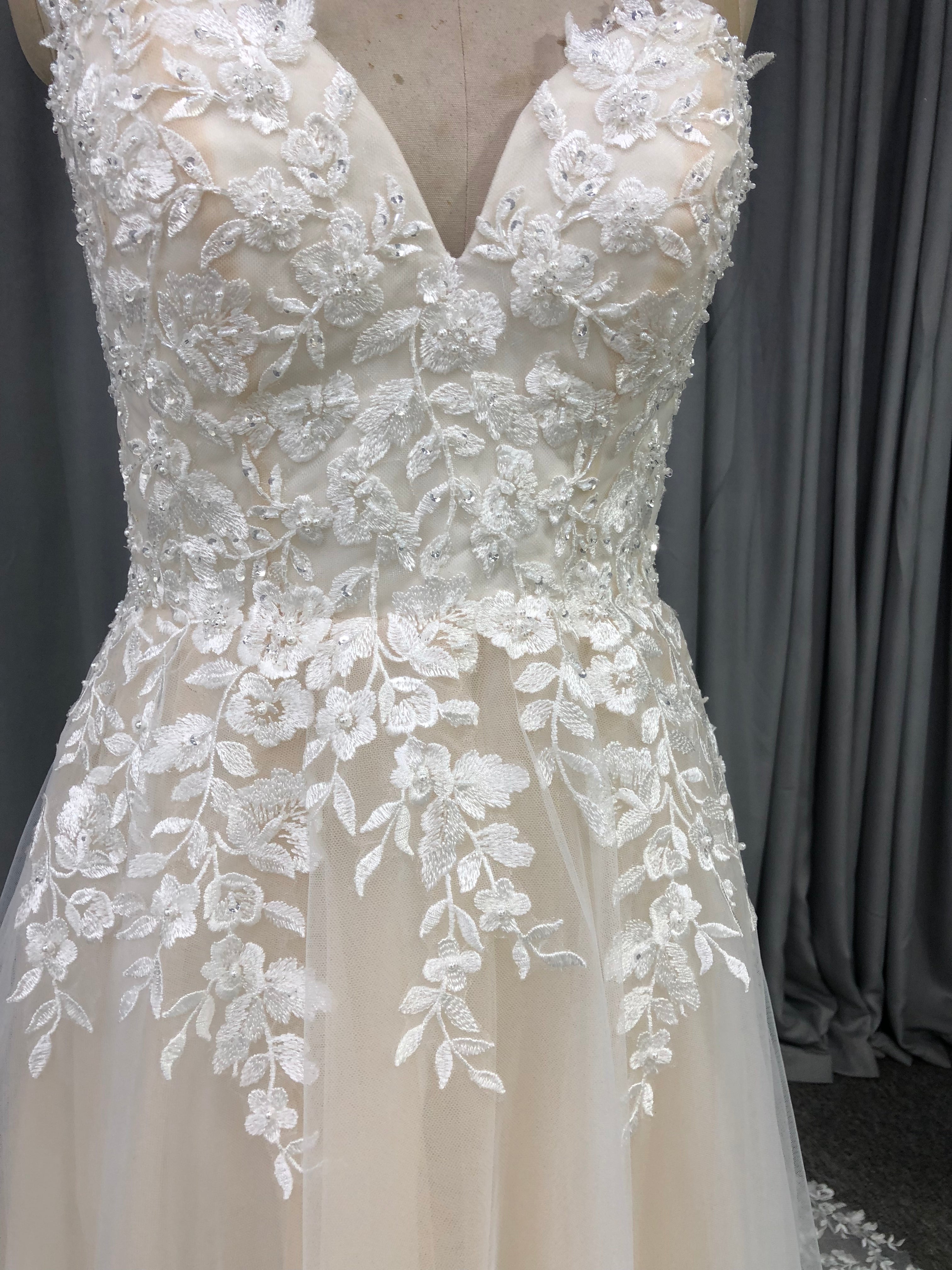 A-Line Deep V-neck Top Lace Tulle Skirt Wedding Dress