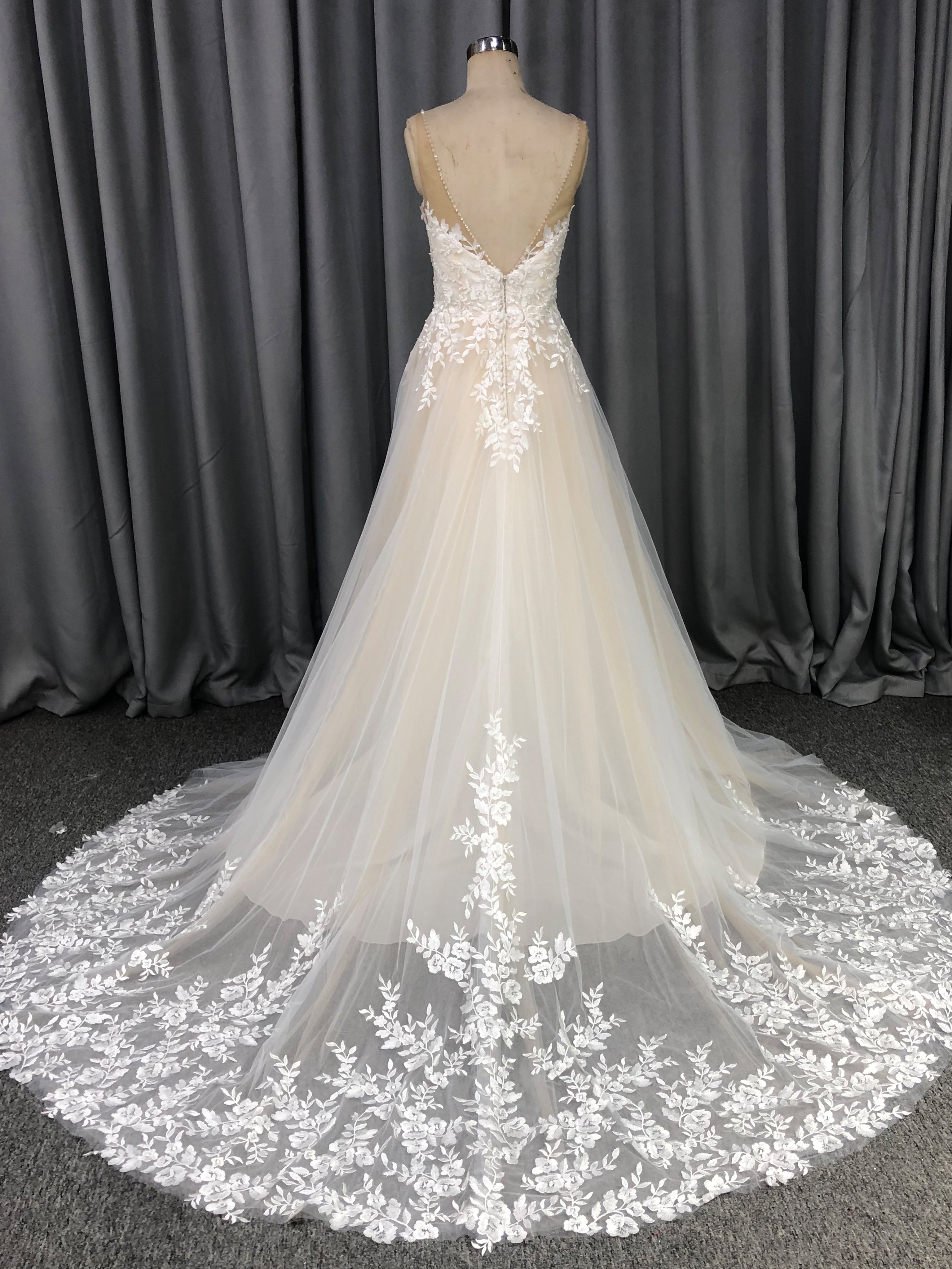 A-Line Deep V-neck Top Lace Tulle Skirt Wedding Dress