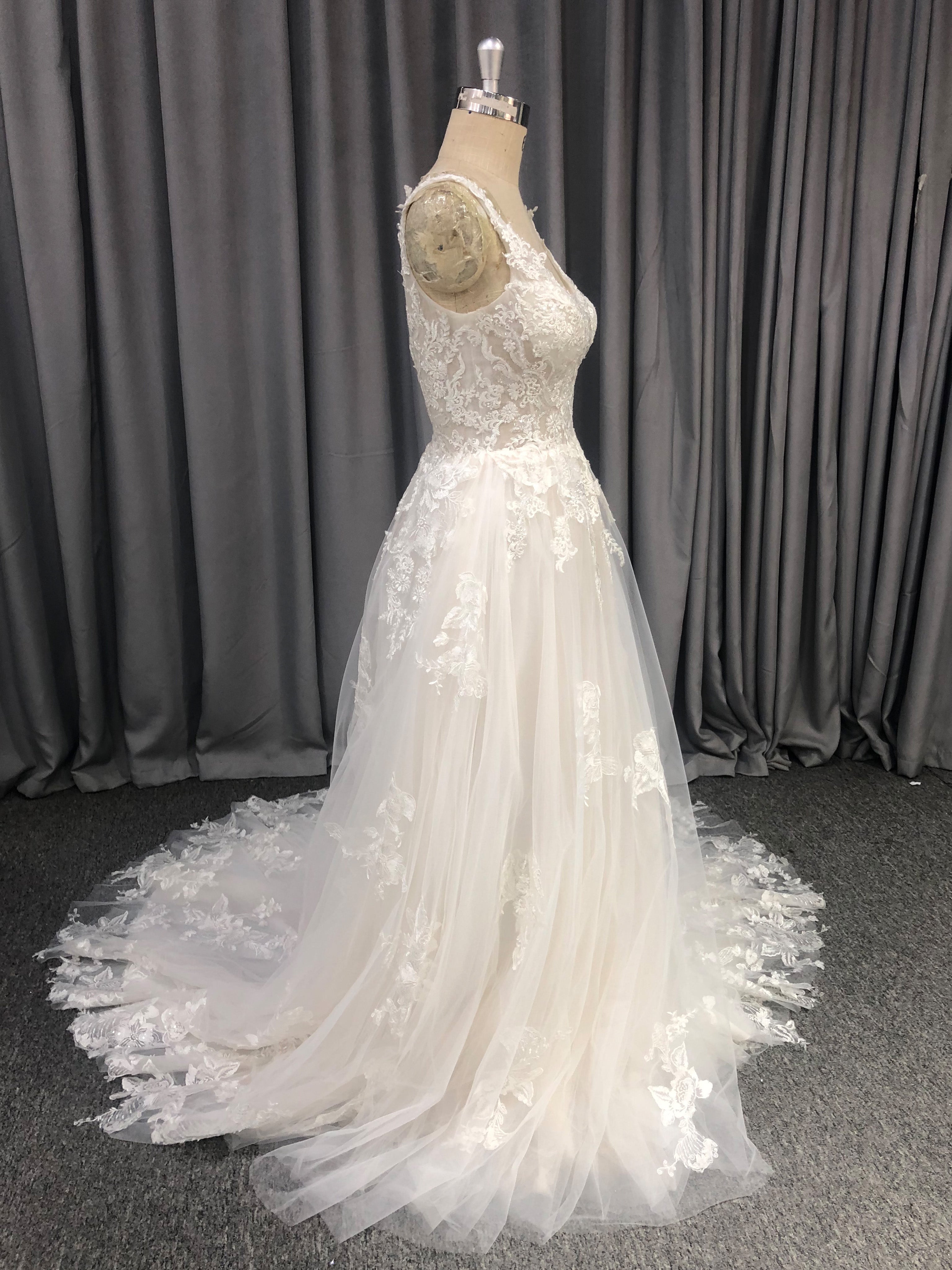 A-Line Scoop Lace Sequins Appliqued Tulle Wedding Dress