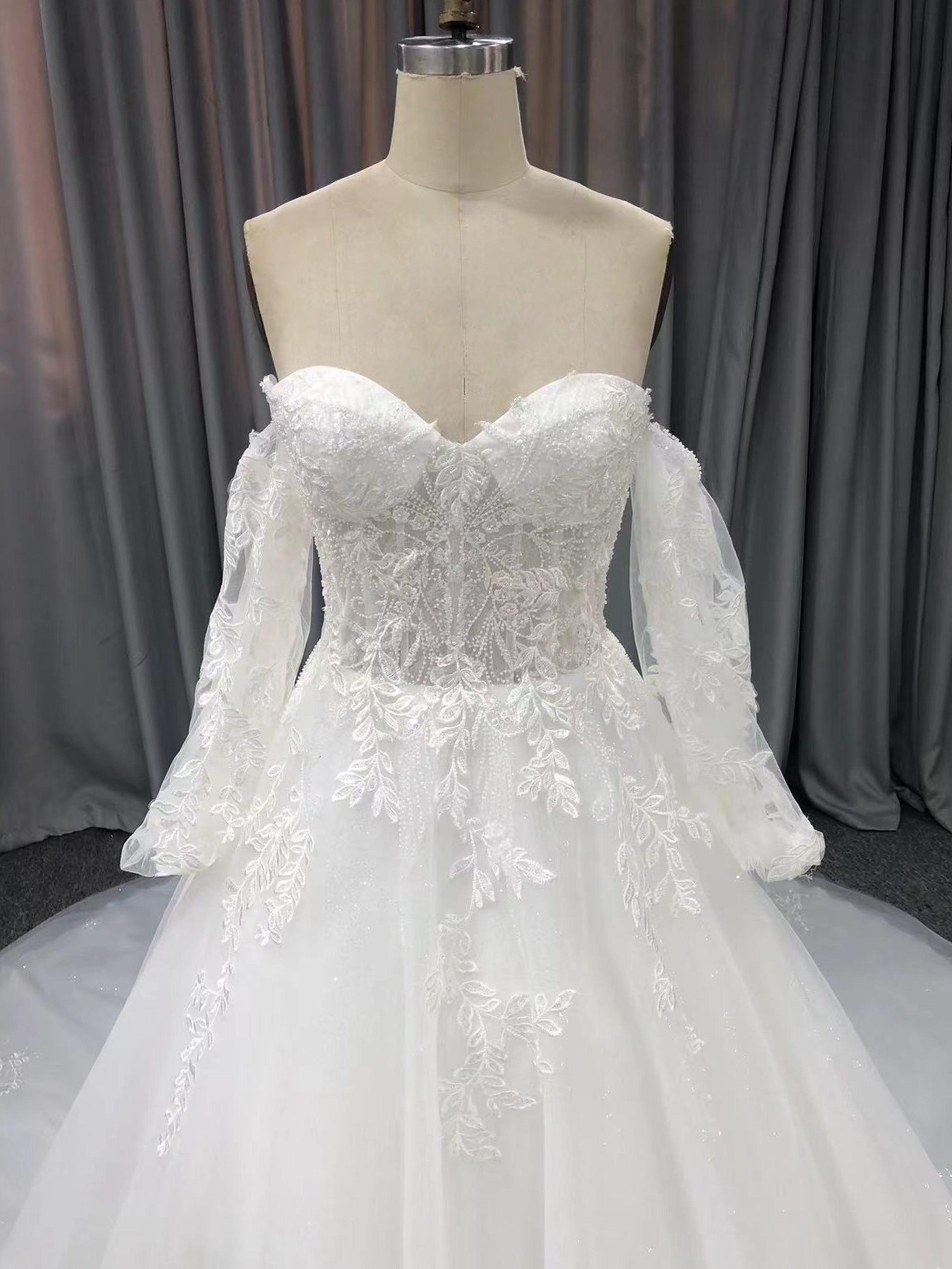 Sweetheart Neck  Off The Should Lace Appliques A-line  Wedding Dress With Train C0008