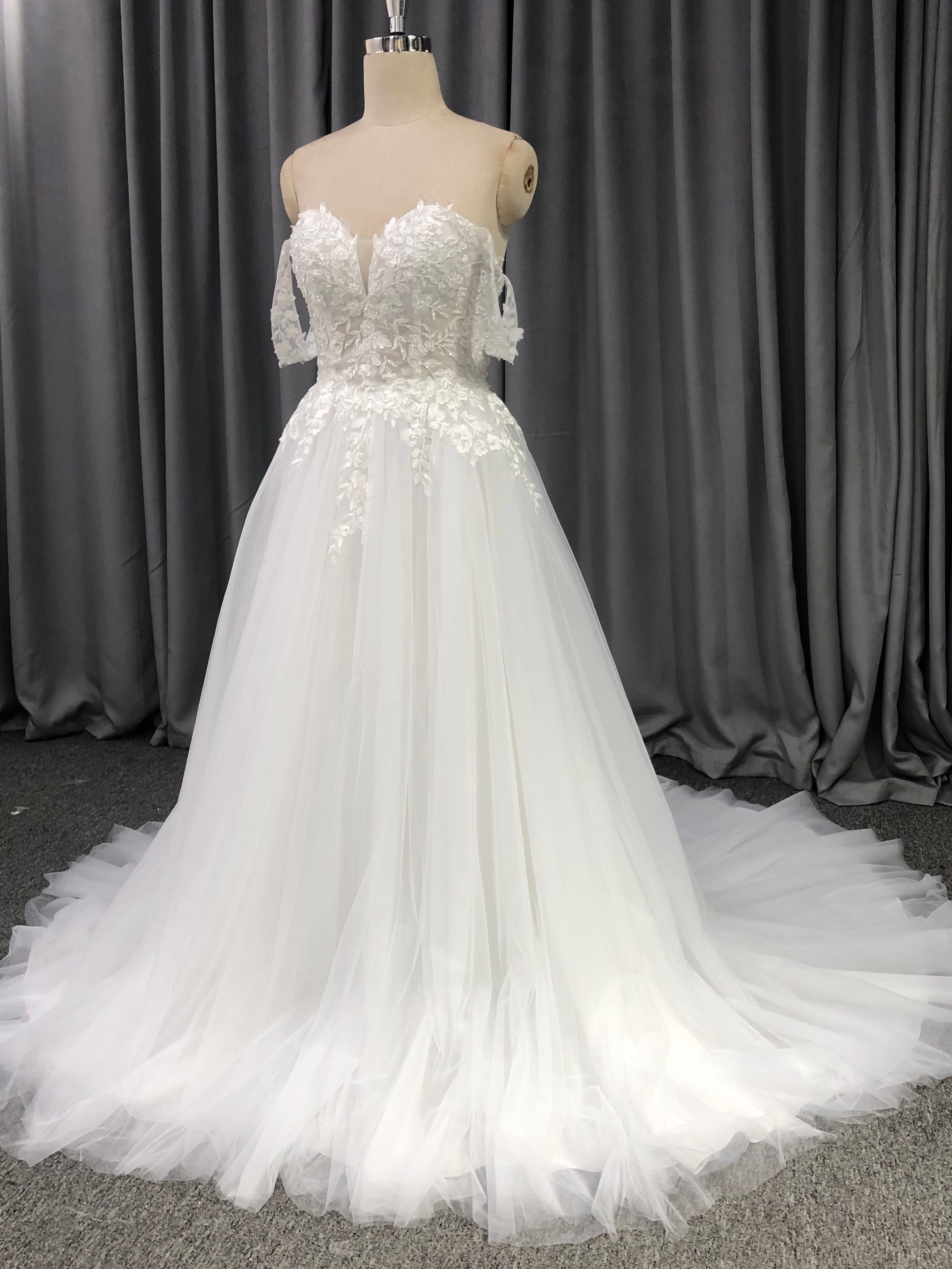 Sweetheart Neck Tulle With  Lace Appliques Wedding Dress With Train C0012