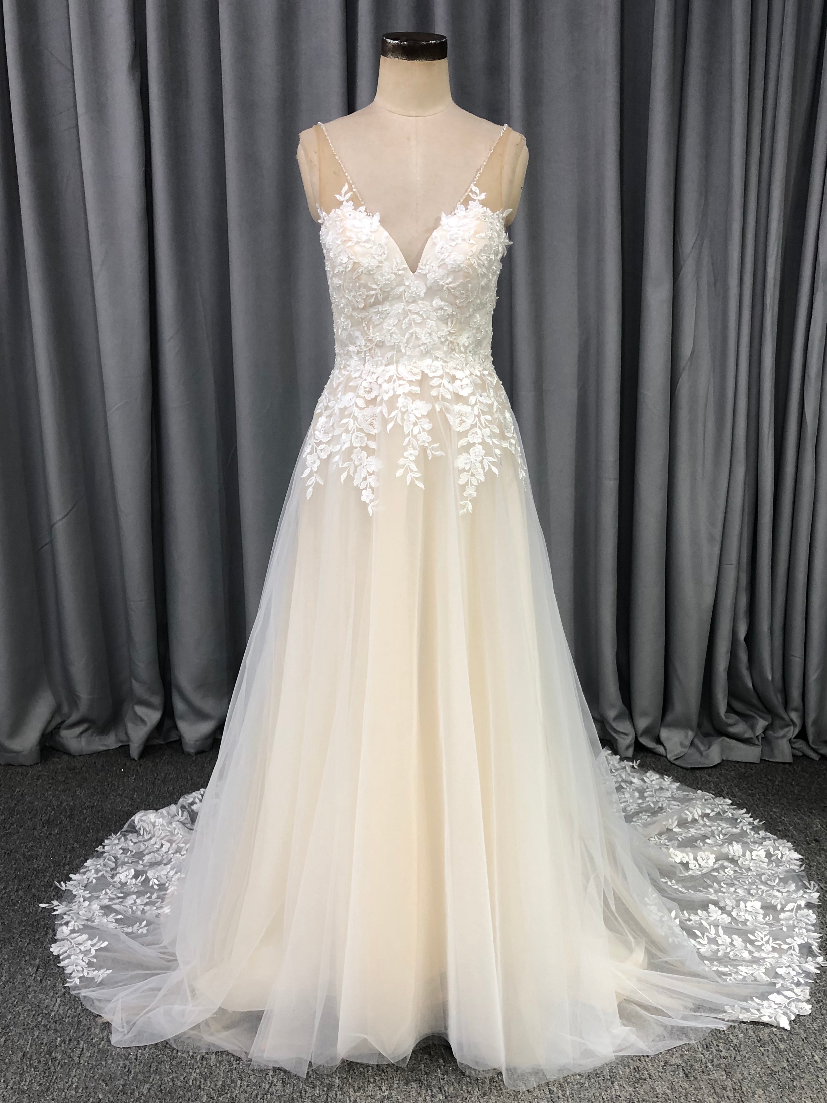 V Neck Tulle With  Lace Appliques A-line Wedding Dress With Train C0013