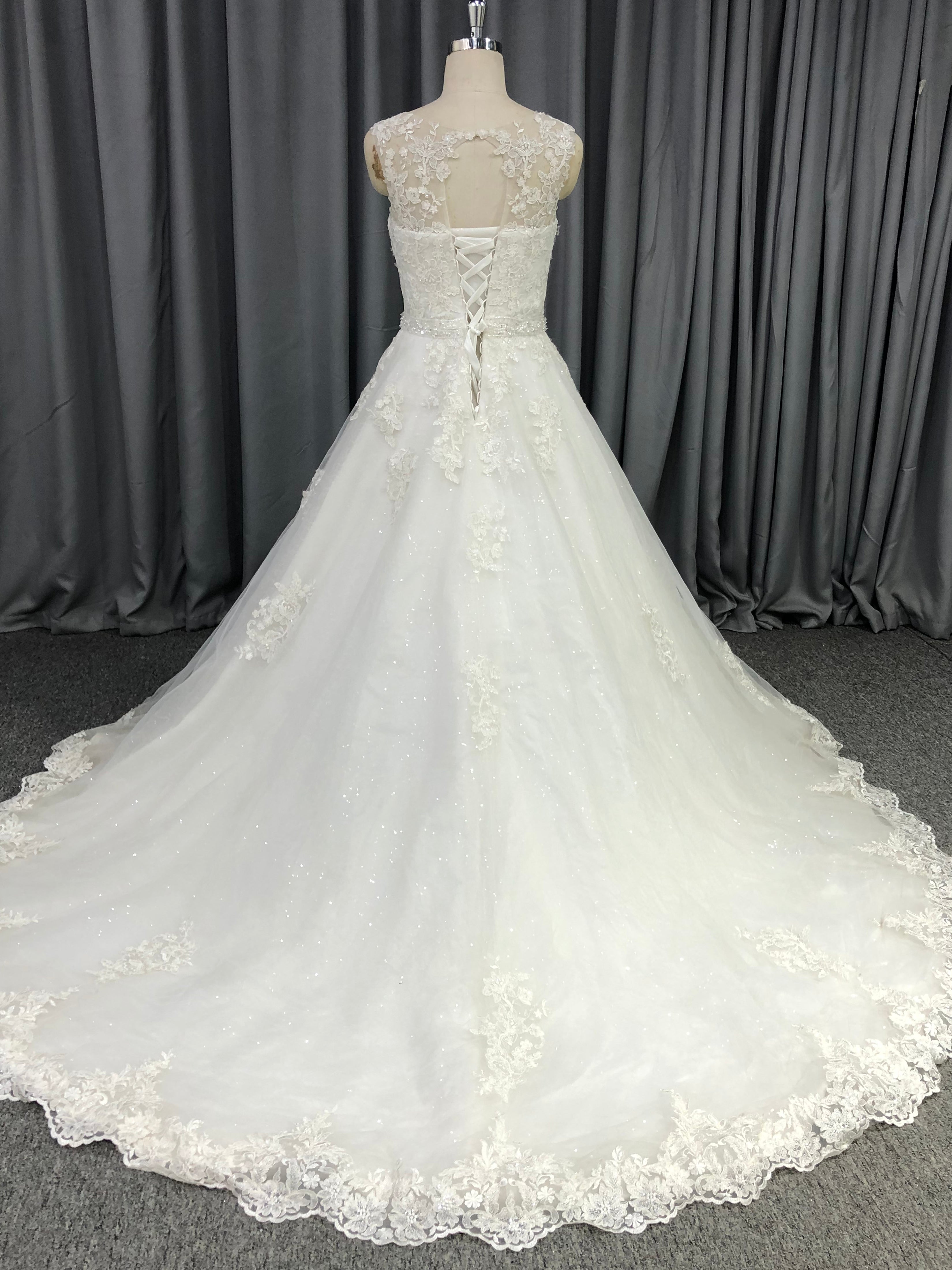 Round Neck Tulle With  Lace  Appliques A-line Wedding Dress With Train C0018