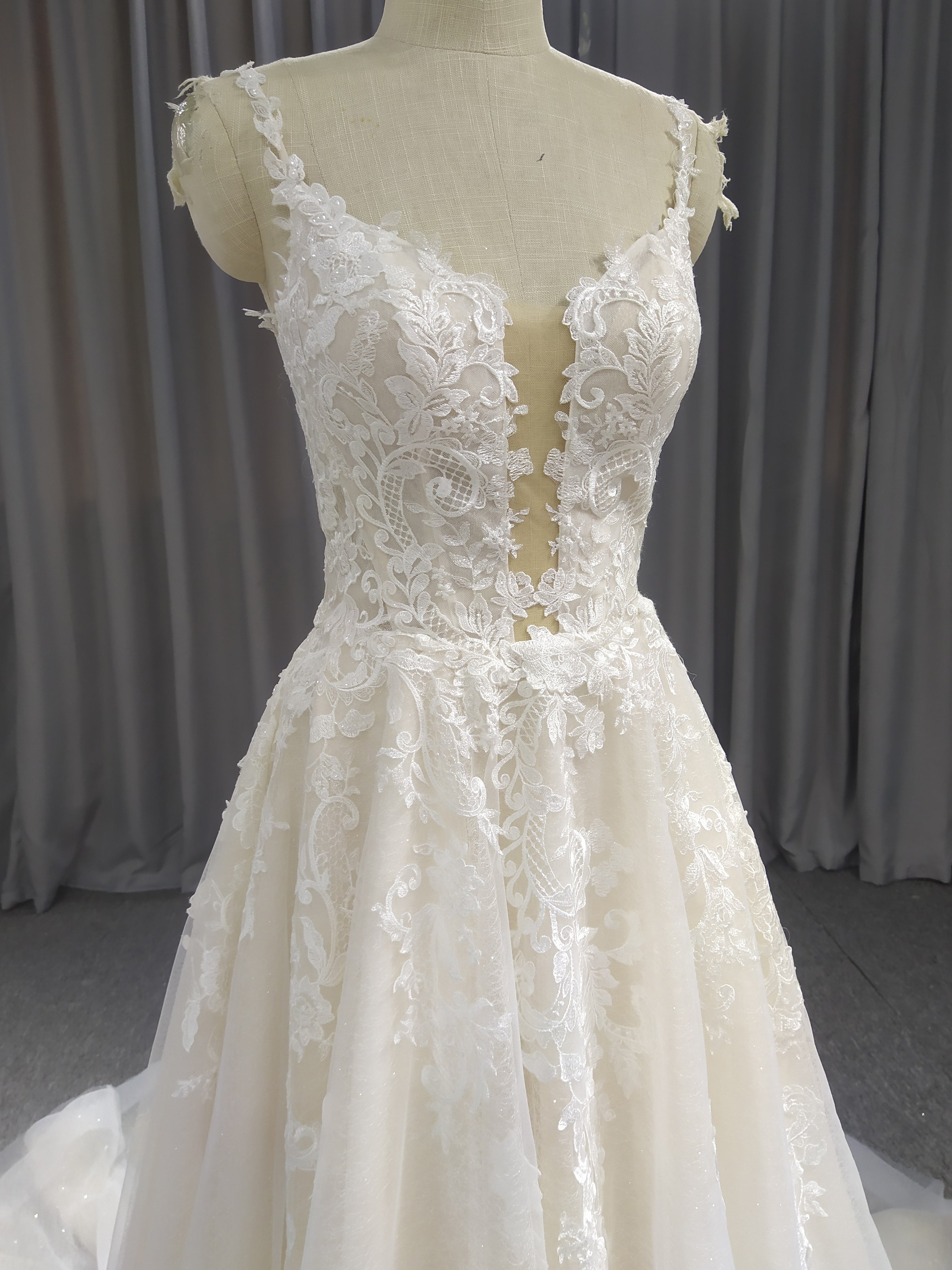 Spaghetti Straps Tulle With Lace A-line  Wedding Dress With Train C0028