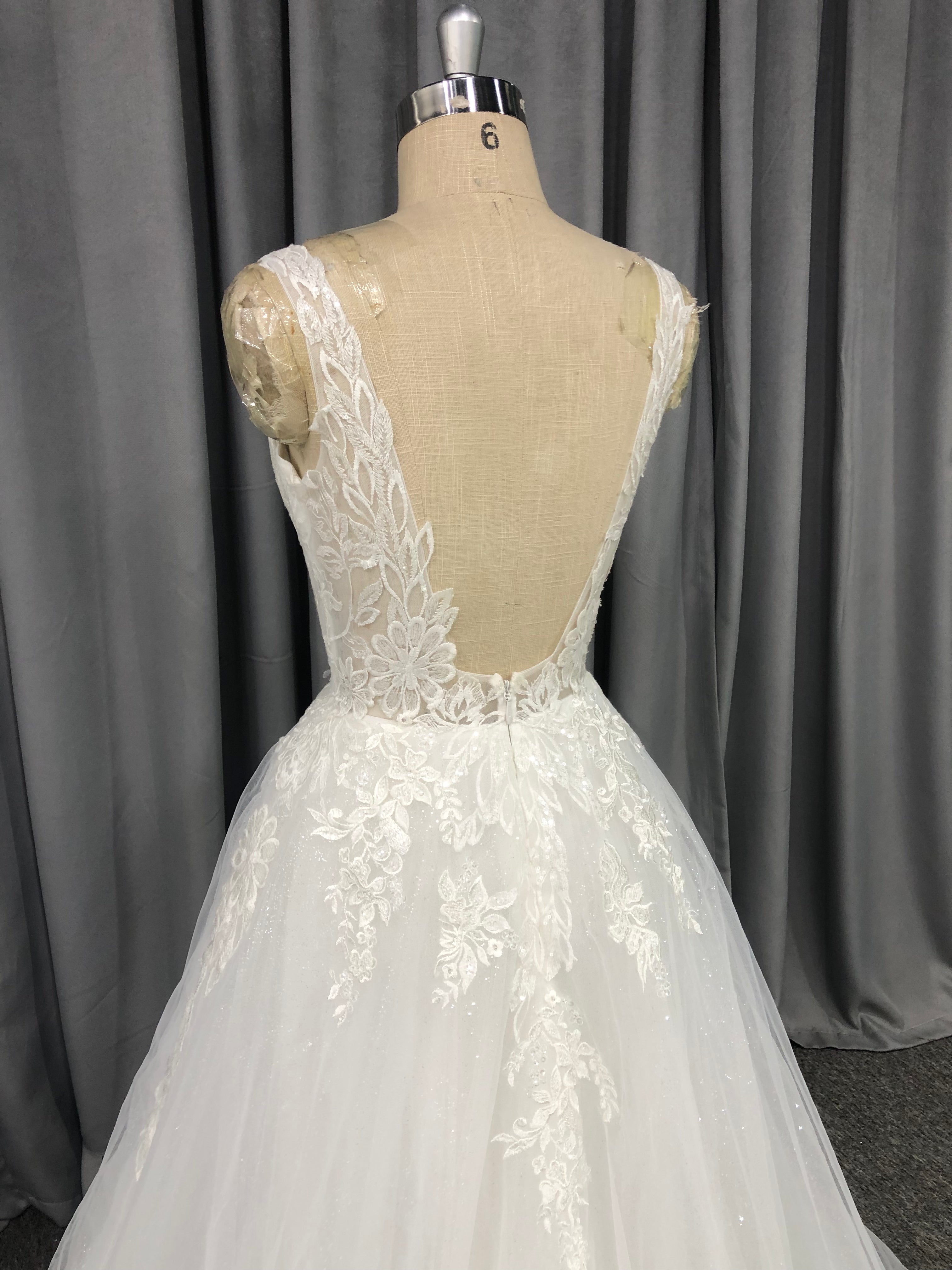 Chic A-Line V-Neck Appliqued Tulle Wedding Dress